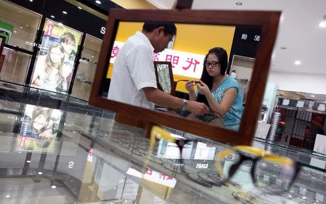 为什么眼镜店顾客不多,员工却月入上万?老员工揭开真相,很意外